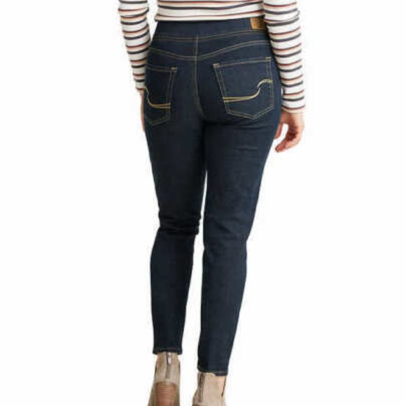 Levi's Signature Gold Ladies' Pull-on Jeans - Picture 2 of 8